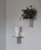 Iluma Bordslampa portabel silver på en hylla