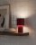 Iluma Bordslampa portabel röd på en hylla