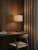 Bordslampa Soft Ø34 linne natur/metallic bronze på ett skrivbord