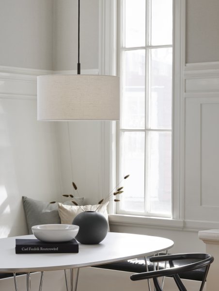 Pendel Soft Ø44 linne vit/metallic bronze över ett matbord