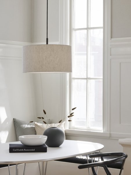Pendel Soft Ø44 linne natur/metallic bronze över ett matbord