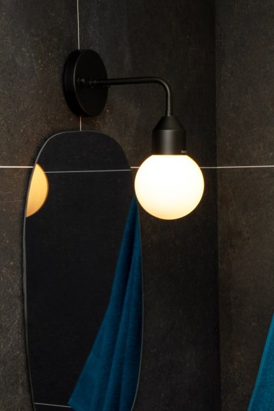 Florens Vägglampa Svart/Opalvit