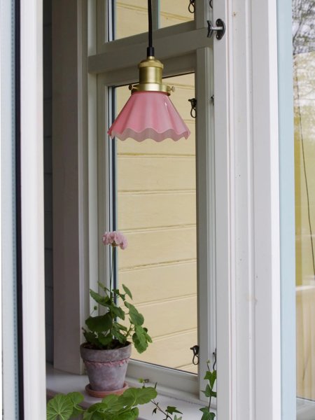 August 15 Fönsterlampa Borstad mässing/Rosa