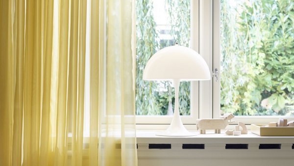 Bordlampa Panthella 320, Vit opal akryl.