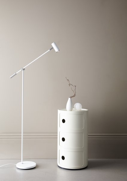Cato Golvlampa mattvit i en hall