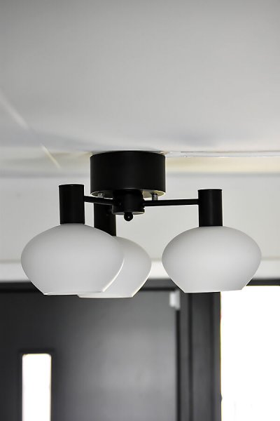 Bell 3-armad Plafond Svart/Opalvit