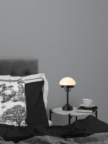 Strindberg Mini Bordslampa Svart/Blank opal
