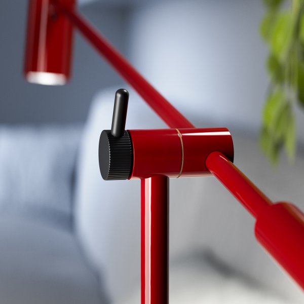 Detalj av Cato Golvlampa blank rubinröd/mattsvart
