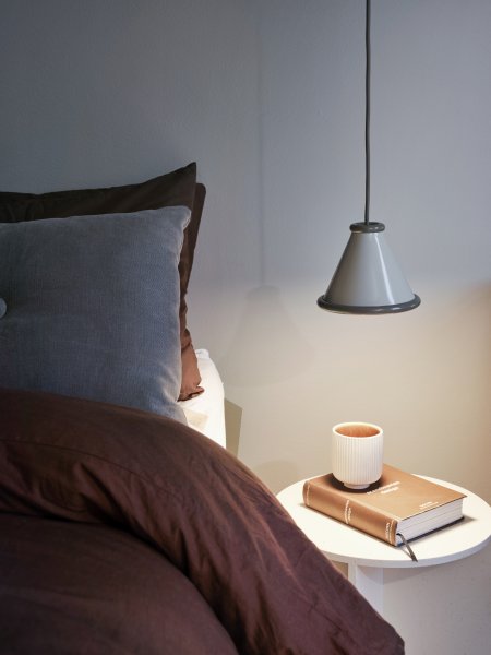 Belle Pendel Ø15 pepple grey/moss grey i ett sovrum
