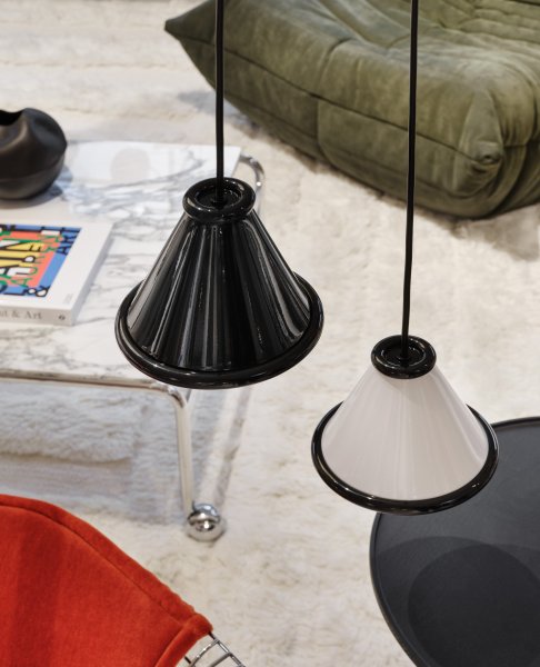 Detalj av Belle Pendel Ø15 glossy black