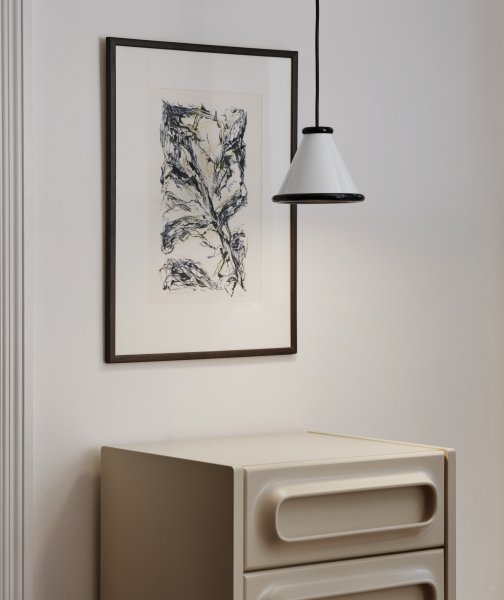 Belle Pendel Ø15 glossy white/glossy black i en hall