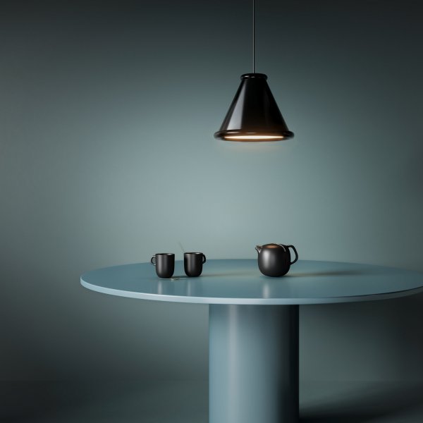 Belle Pendel Ø36 glossy black över ett matbord