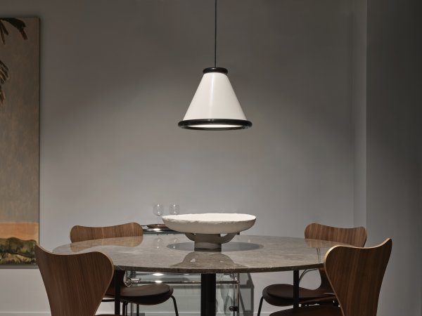Belle Pendel Ø36 glossy white/glossy black över ett matbord
