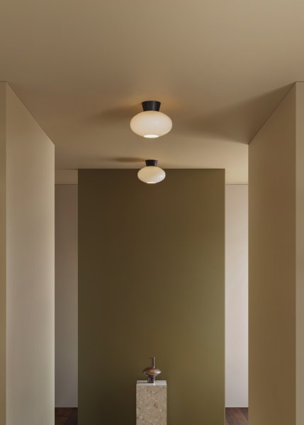 Bullo Plafond mattsvart/opal glas i en hall