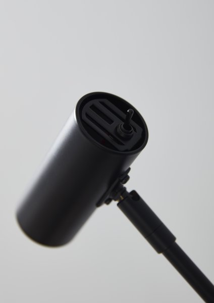 Detalj av skärmen på Cato Golvlampa black
