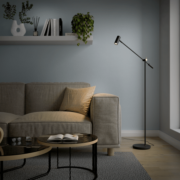 Cato Golvlampa mattsvart/mässing i ett vardagsrum