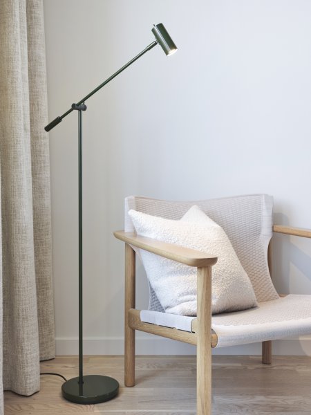 Cato Golvlampa skogsgrön/mattsvart bredvid en fåtölj