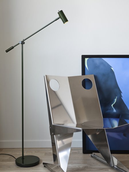 Cato Golvlampa skogsgrön/mattsvart i ett vardagsrum