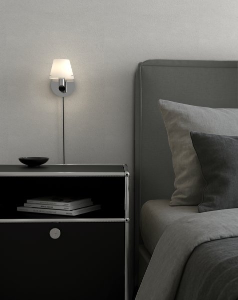 Gil Vägglampa krom/opal glas vid en säng