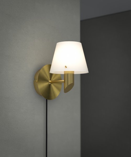 Detalj av Gil Vägglampa satin brass/opal glas