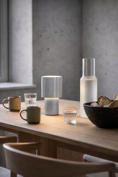 Iluma Bordslampa portabel silver på ett matbord