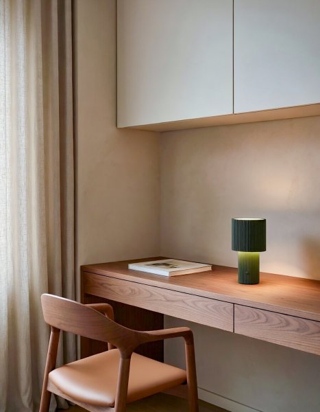 Iluma Bordslampa portabel olivgrön på ett skrivbord