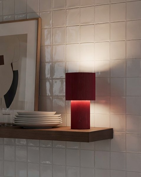 Iluma Bordslampa portabel röd på en hylla