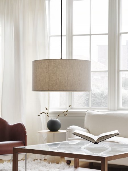 Pendel Soft Ø60 linne natur/metallic bronze över soffbord