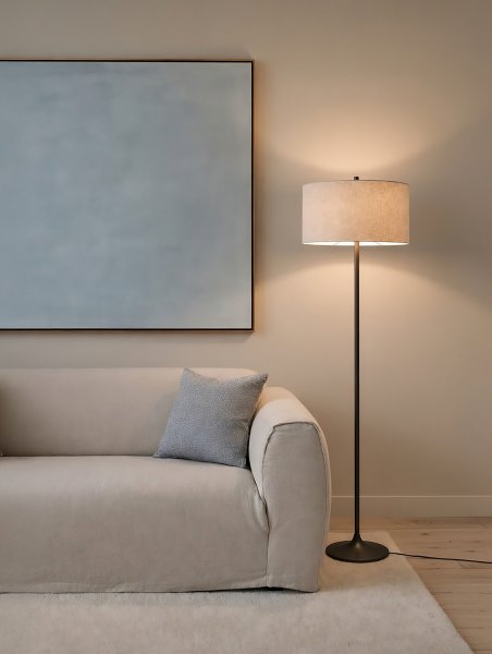Golvlampa Soft Ø44 linne natur/metallic bronze bredvid en soffa