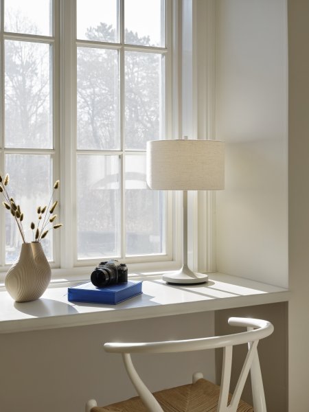 Bordslampa Soft Ø34 linne vit/sand vid ett fönster