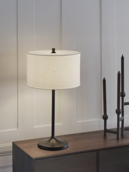 Bordslampa Soft Ø34 linne vit/metallic bronze på ett sidobord