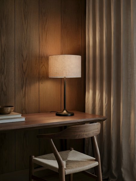 Bordslampa Soft Ø34 linne natur/metallic bronze på ett skrivbord