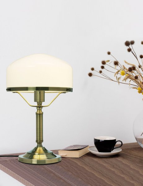 Ditmar Bordslampa Antikmässing/Opal